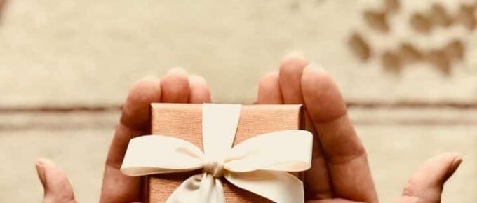 5 Amazing Holiday Gifts for Employees - square image